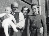 Familiealbum Sdb001 4  1942 2.maj 1942 hos bedsteforældrene: Josvald, Kathinka, Hans Heinrich